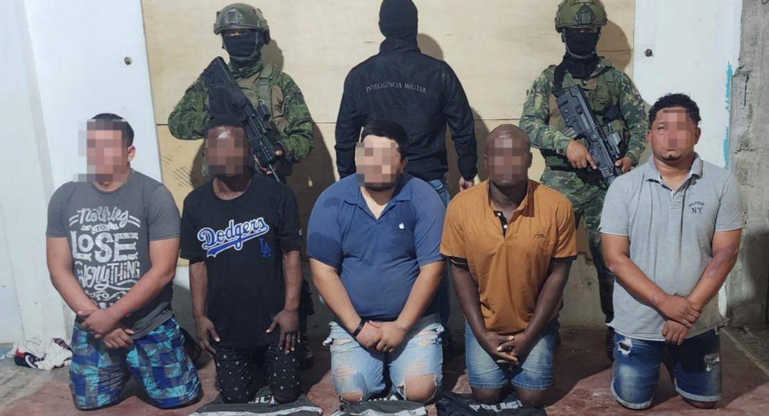 Cinco hombres detenidos con armas y droga fueron liberados por un juez en Cotacachi, Imbabura