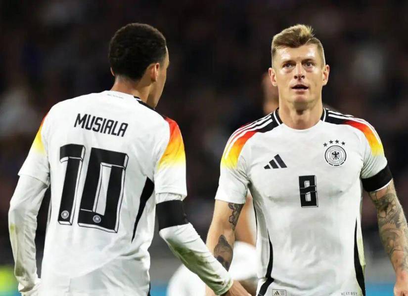 Jamal Musiala y Toni Kroos en un partido con la selección de Alemania