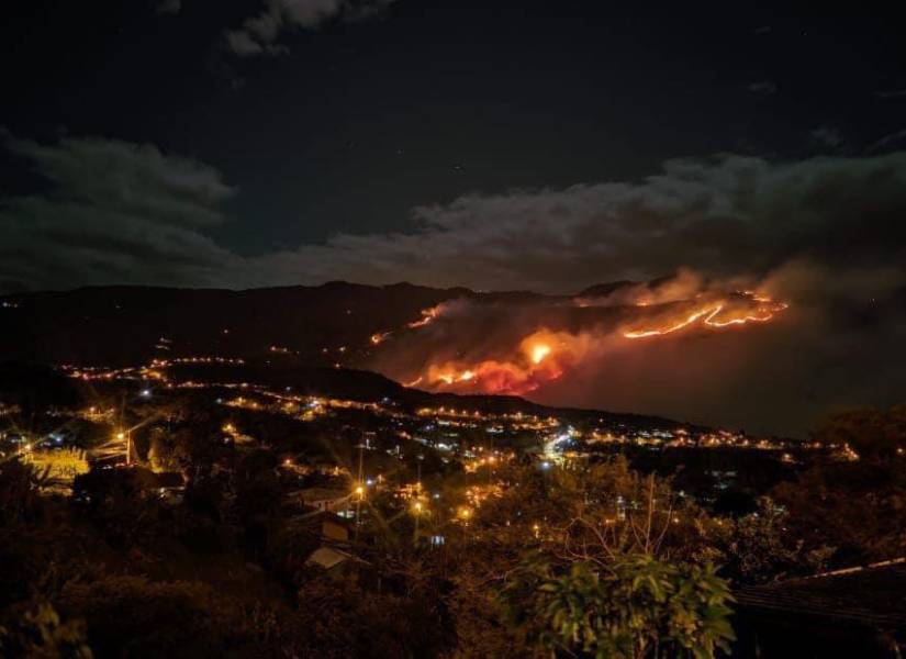 Imagen del miércoles 17 de julio. El fuego avanzaba en el sector de Pichanillas, perteneciente al cantón Girón.