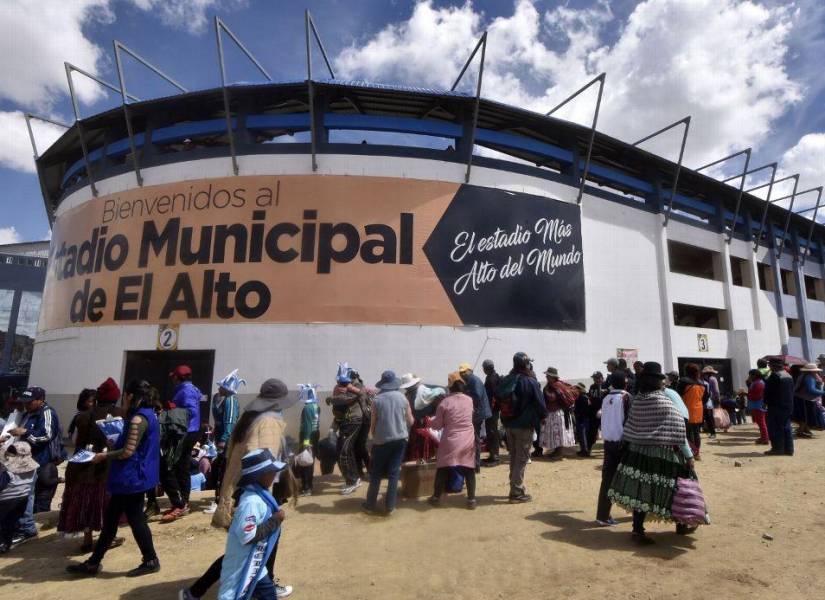 Exteriores del Estadio Municipal de El Alto.