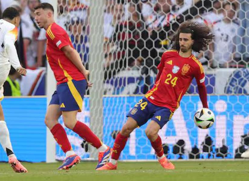 UEFA reconoce el error arbitral al no sancionar la mano de Cucurella.