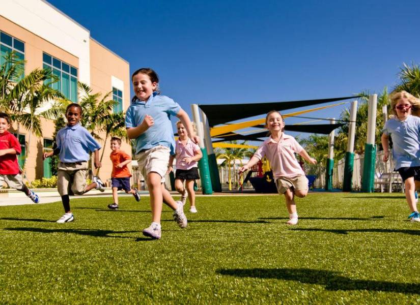 Imagen referencial de niños expuestos al sol durante su recreo.