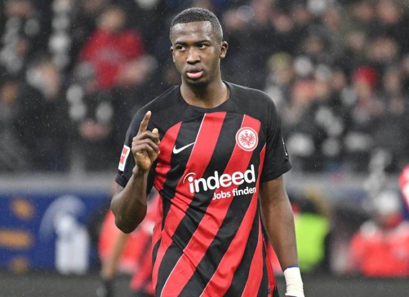 Willian Pacho con los colores del Frankfurt.