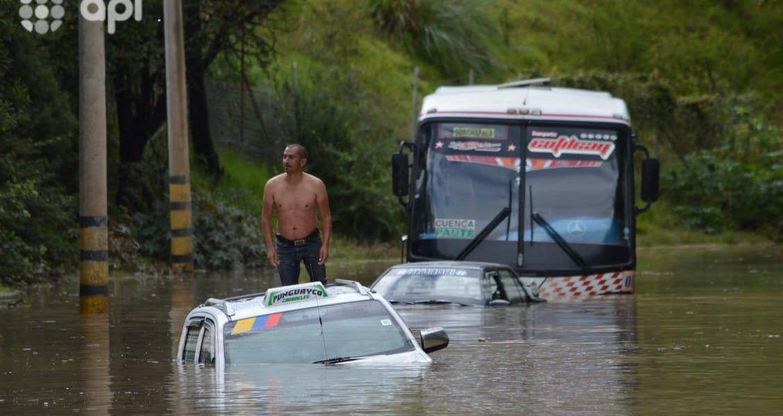 Rescatan a 20 personas atrapadas dentro de un bus por inundación en Cuenca