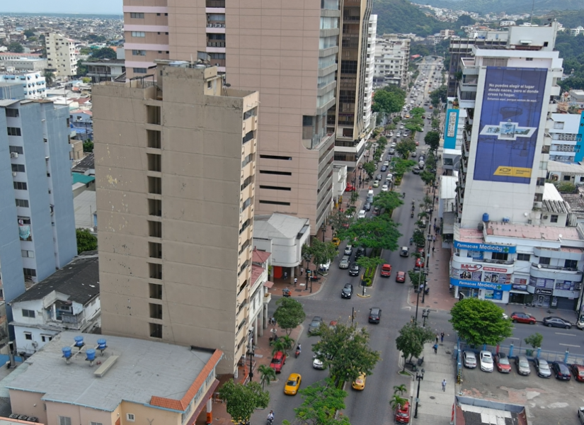 El edificio Fantasía está ubicado sobre la avenida 9 de Octubre entre las calles Esmeraldas y José Mascote.