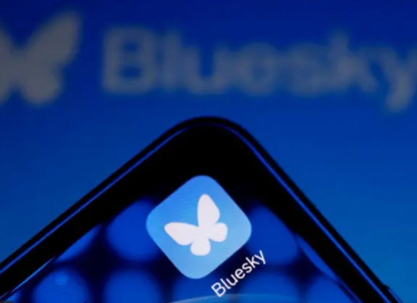 Aunque su color y logo recuerdan al Twitter original, Bluesky es una red alternativa a X.