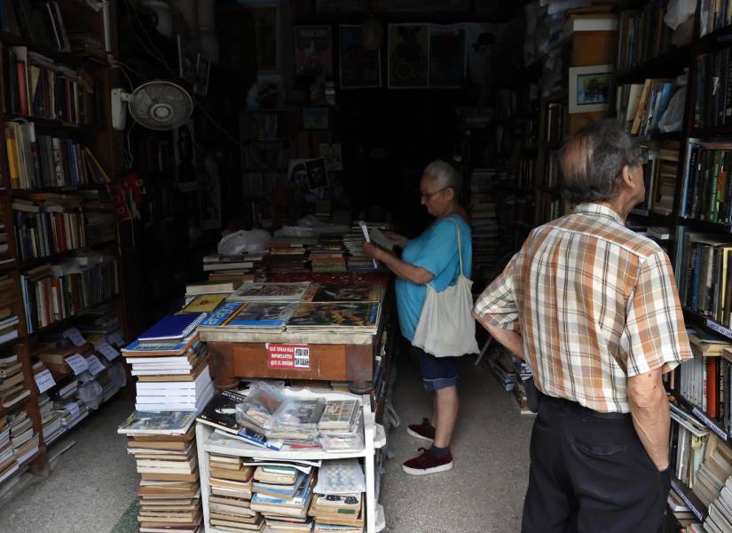 Imagen de este 18 de octubre de 2024. Personas dentro de una librería sin electricidad.