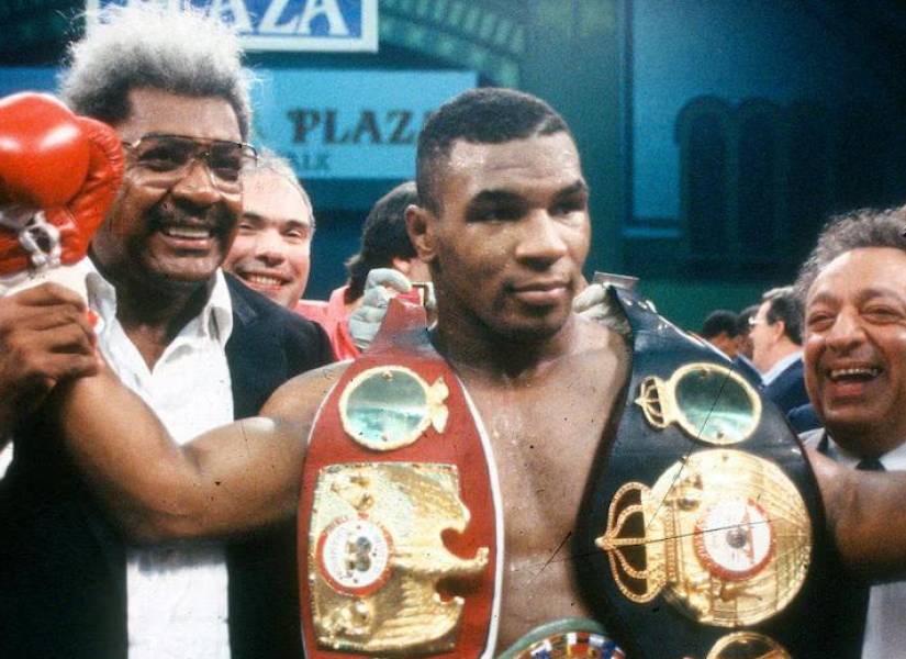 Mike Tyson siendo coronado campeón de peso pesado.