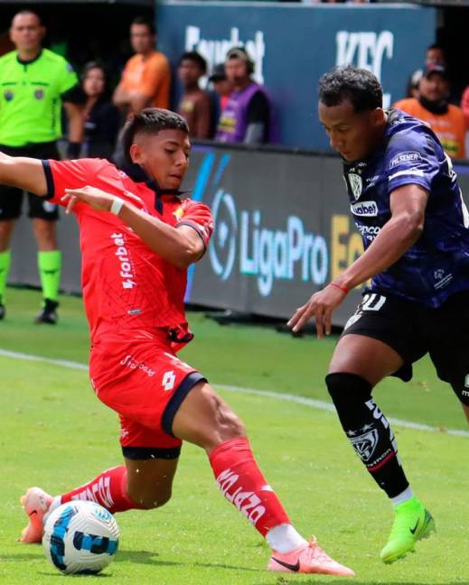 Jugadores de ambos clubes disputando el balón.