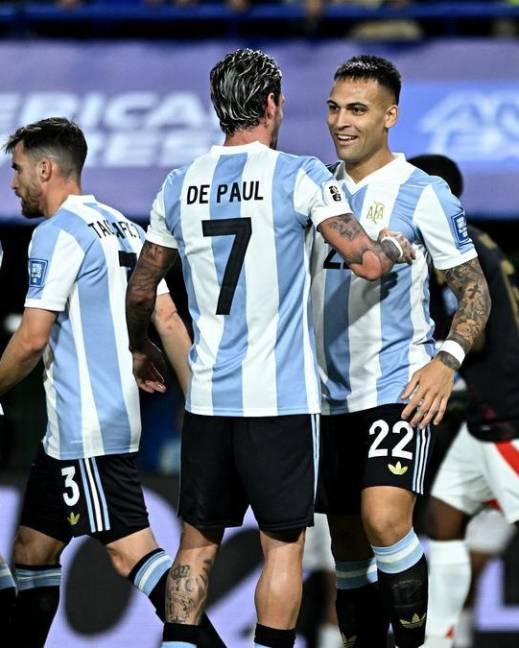 Jugadores de Argentina celebrando el triunfo sobre Perú.