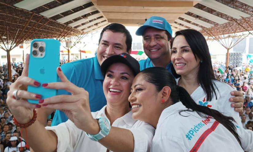 El binomio presidencial de la Revolución Ciudadana, conformado por Luisa González y Andrés Arauz, junto a los prefectos de Manabí, Leonardo Orlando; Guayas, Marcela Aguiñaga, y Pichincha, Paola Pabón.