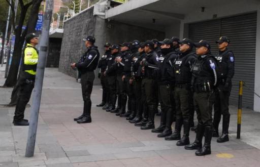 Un contingente policial en las afueras del CNE.