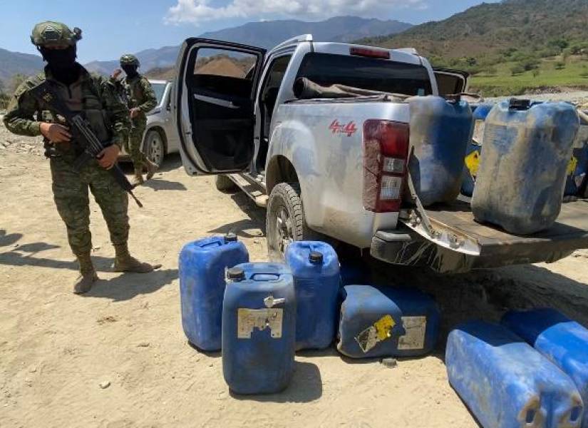 El personal militar decomisó 2 000 galones de combustible.