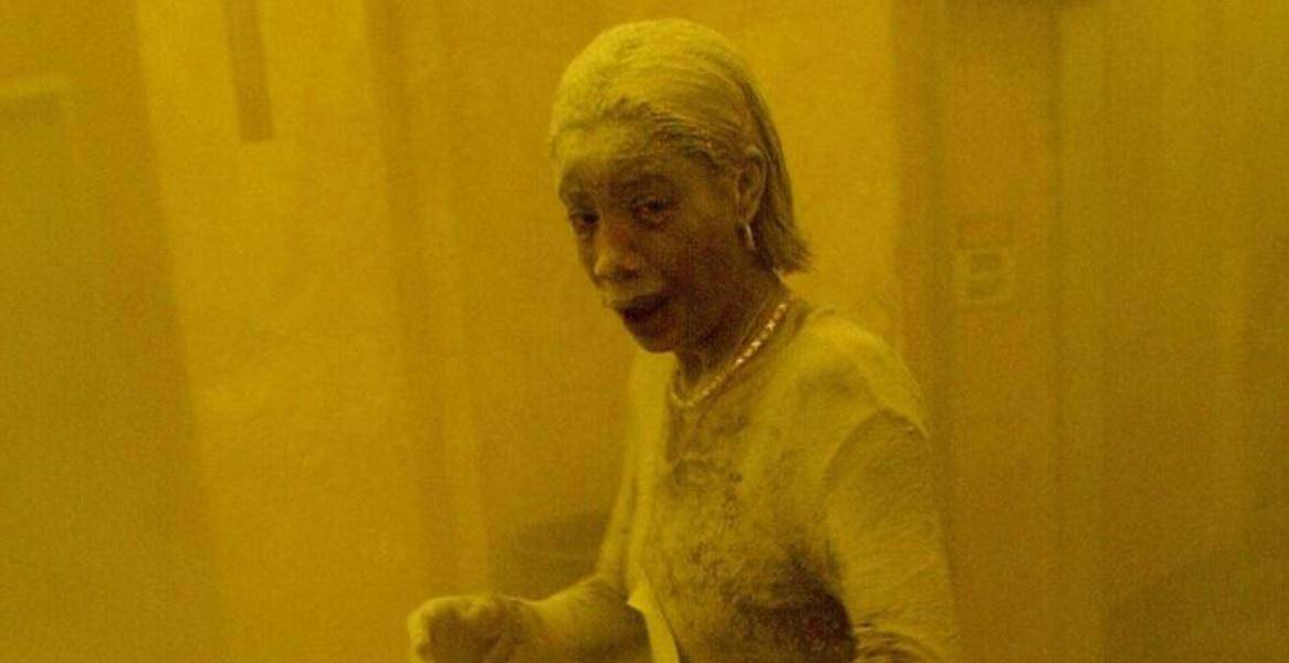 Atentados del 11 de septiembre: la icónica foto de Marcy Borders, la dust lady cubierta de polvo tras los ataques a las Torres Gemelas