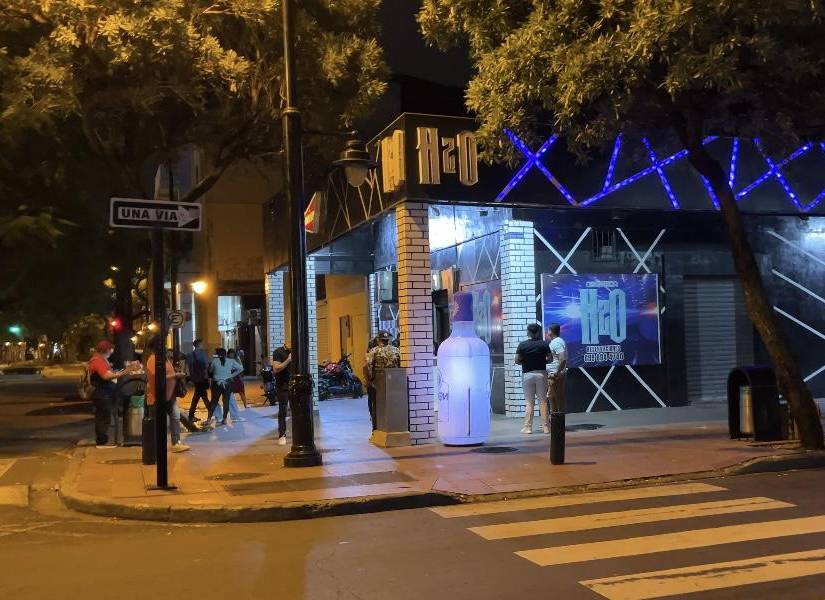 Imagen de los exteriores de una discoteca en la Zona Rosa de Guayaquil.