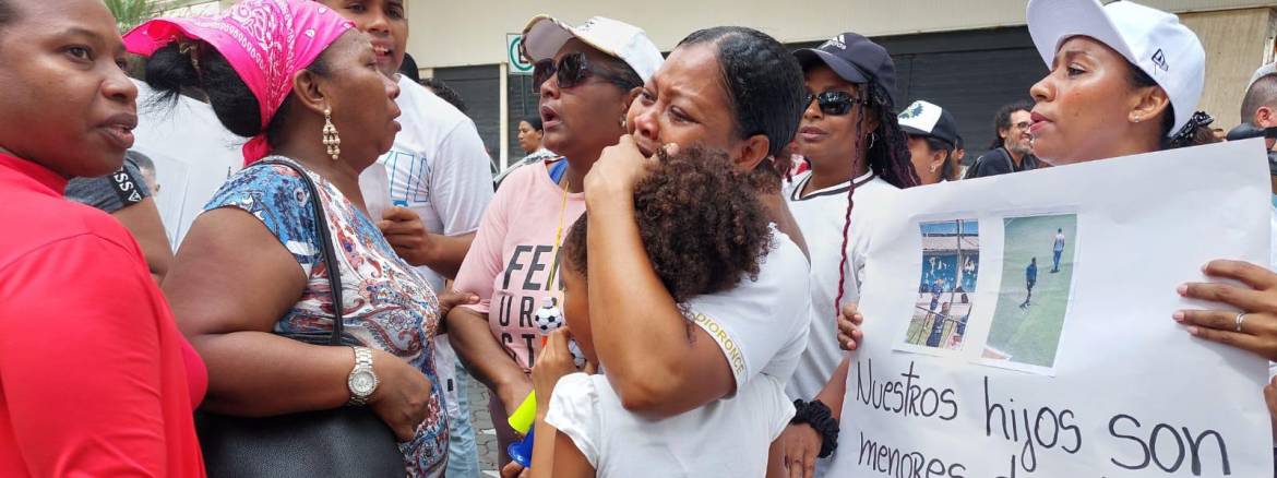 Familiares de los cuatro menores desaparecidos en Guayaquil realizaron un plantón al pie de la Fiscalía del Guayas.