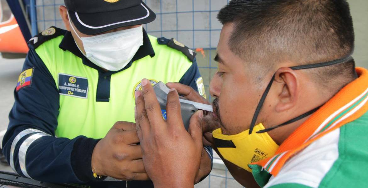 Este es el nivel máximo de alcohol permitido a conductores en Ecuador, y las sanciones
