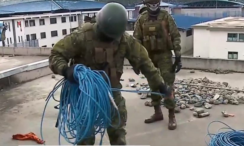 Imagen de militares recogiendo cableado de Internet en la cárcel de Cotopaxi.