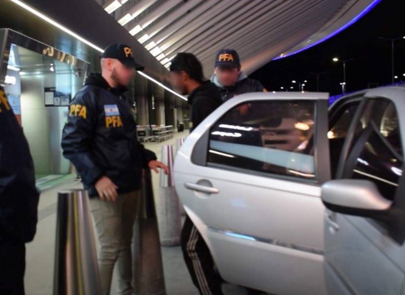 Durante un operativo realizado por la PFA, un ecuatoriano fue trasladado este lunes 27 de mayo hasta el Aeropuerto Internacional Ministro Pistarini, en Ezeiza, provincia de Buenos Aires.