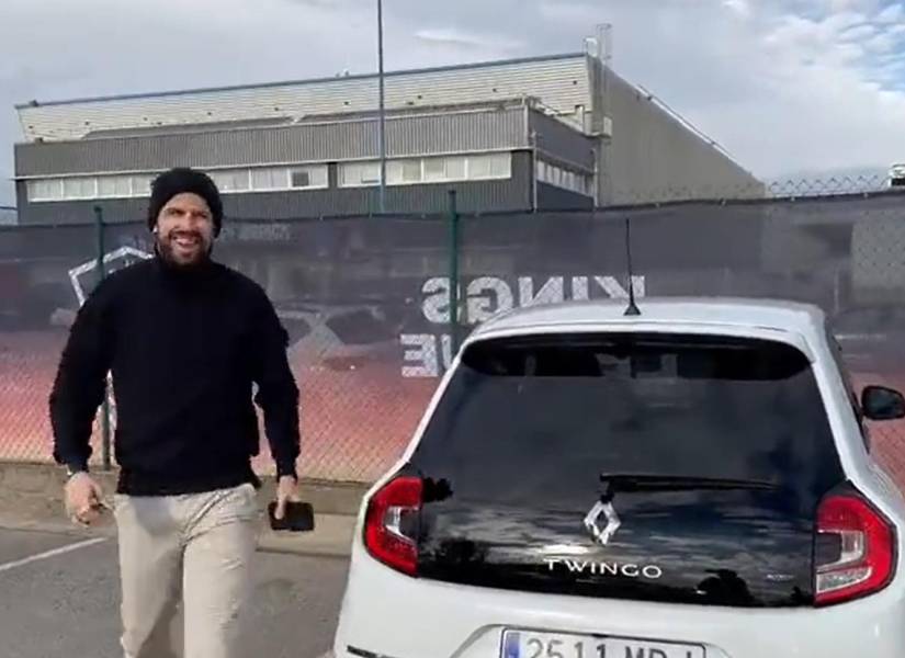 Gerard Piqué llegó en un auto Twingo.