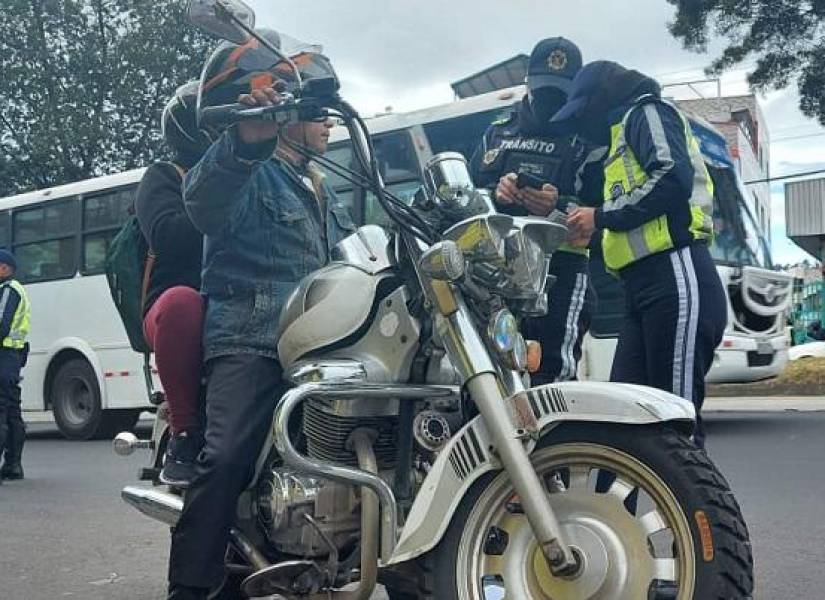 Imagen referencial de controles a motociclistas en Quito.