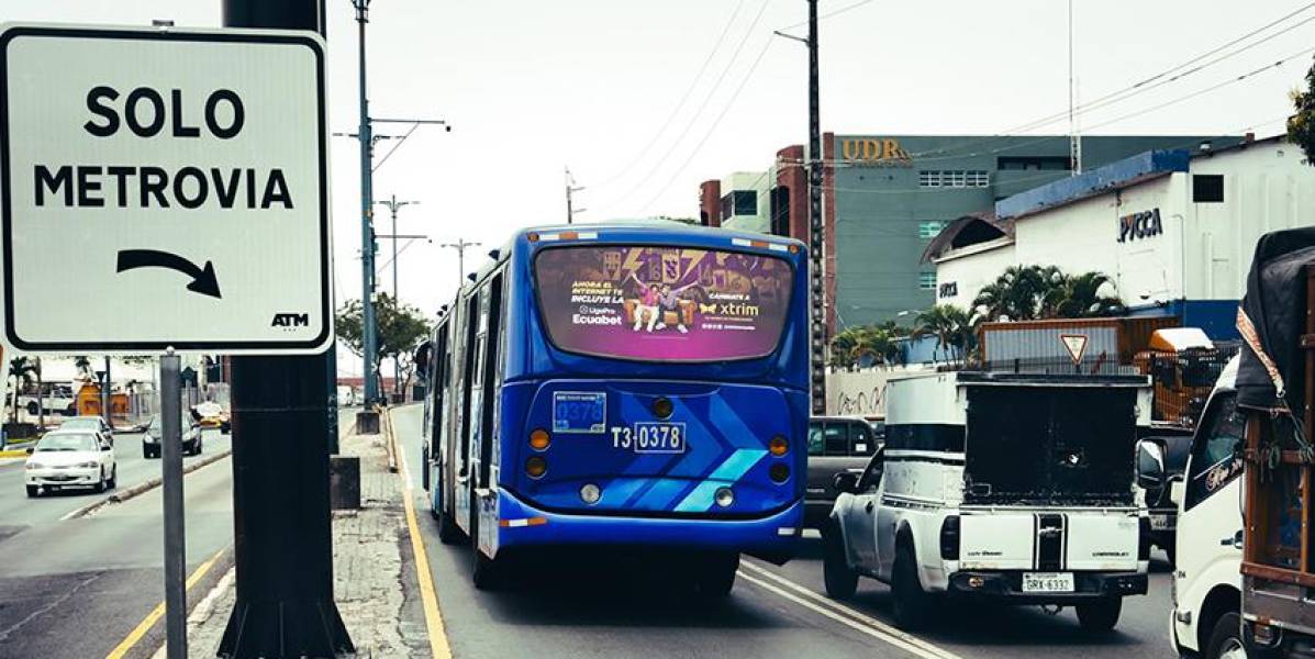 El carril de la Metrovía ya no será compartido en la av. Carlos Julio Arosemena en Guayaquil