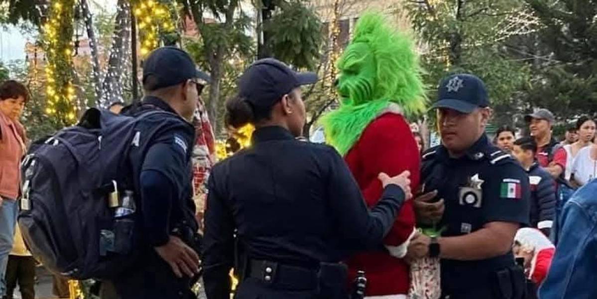 El Grinch es detenido por la Policía tras agredir a Santa Claus en México