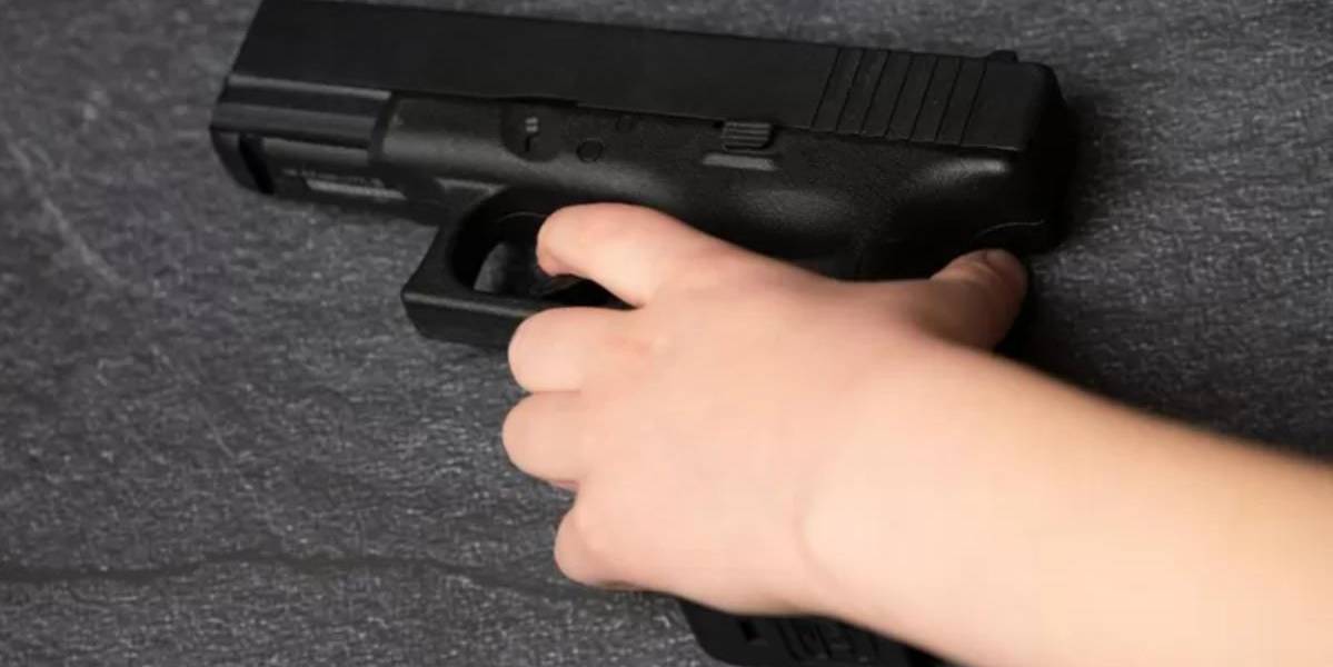 Un niño de 2 años mata a su padre por accidente con una pistola en EE.UU.