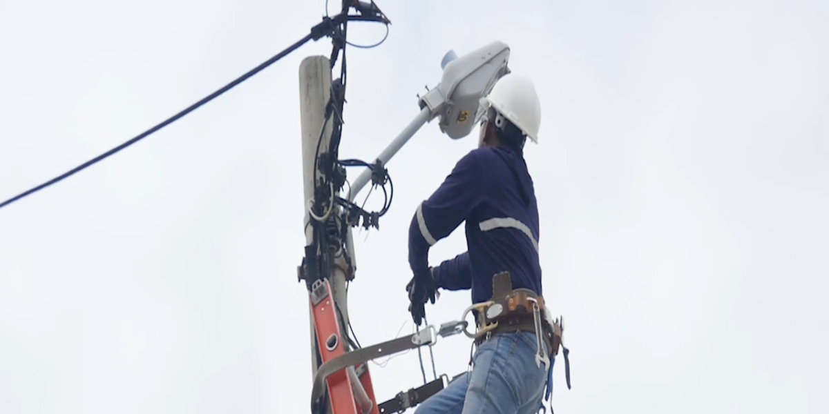 Un obrero de CNEL falleció mientras trabajaba en un transformador de energía