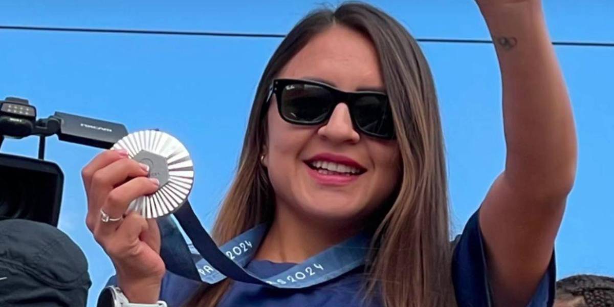 ¡Ibarra abraza a Glenda Morejón y a su medalla de plata!