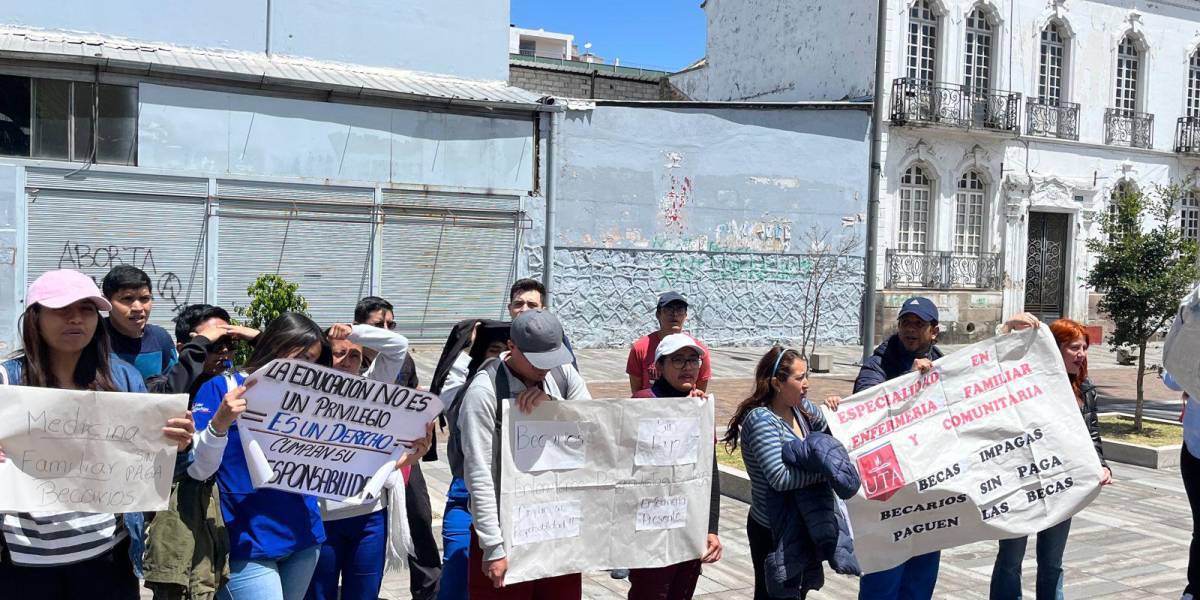 Médicos becarios posgradistas denuncian que siguen impagos