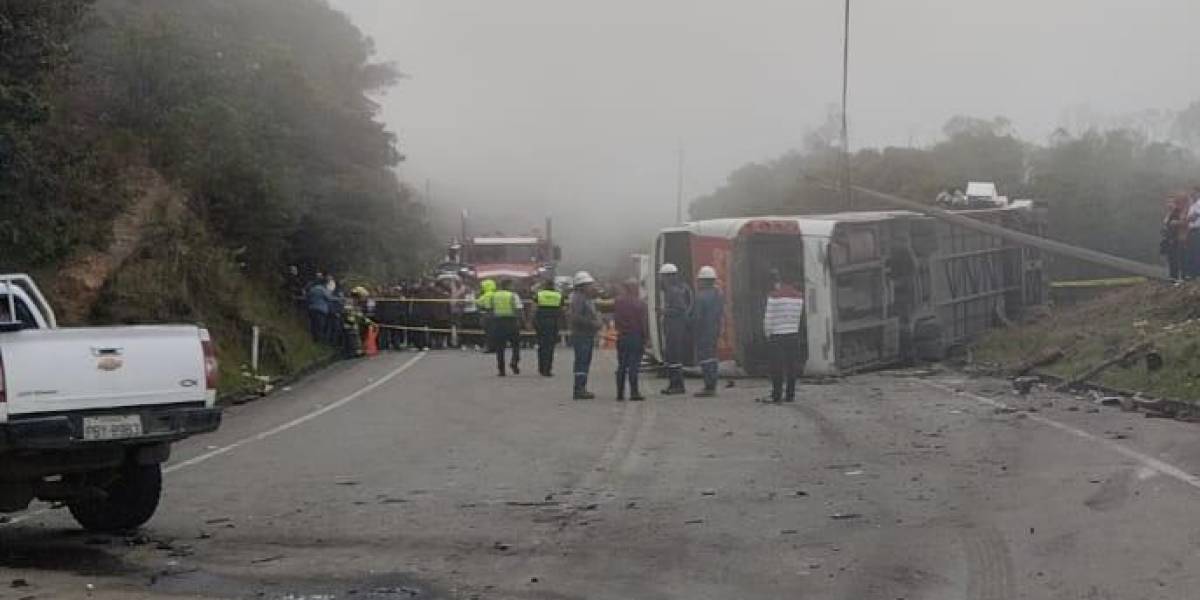 El volcamiento de un bus dejó un muerto y cuatro heridos, en Loja