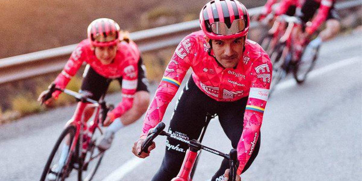 Richard Carapaz luce la nueva indumentaria del EF Education-Easy Post para el 2025