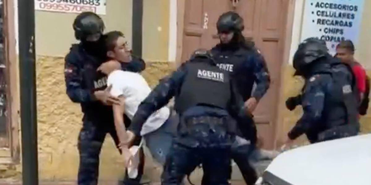 Un comerciante informal fue agredido por agentes municipales, en Loja
