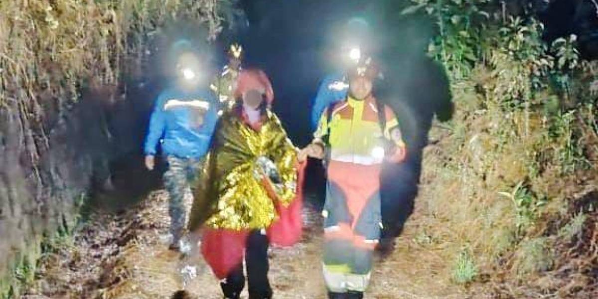 Quito: dos excursionistas se extraviaron en el Pasochoa y fueron rescatados por Bomberos