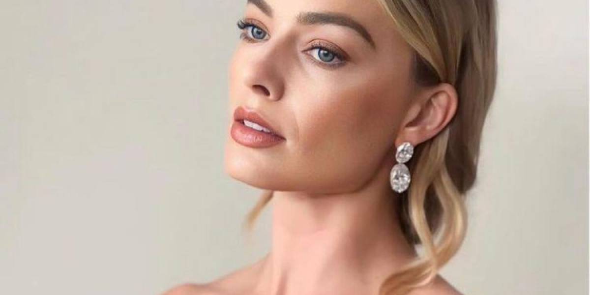 Margot Robbie deslumbra en la alfombra roja, mientras se aproxima a la maternidad