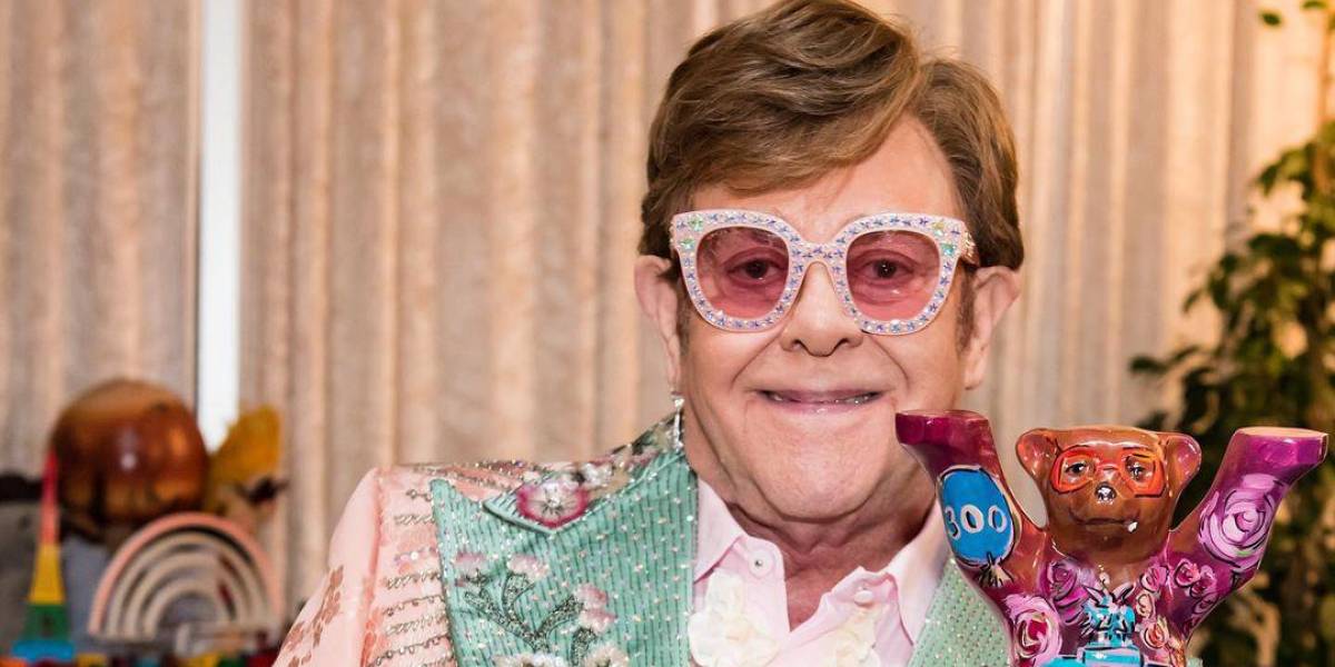 El cantante Elton John accidentalmente orinó el piso de una tienda en Francia