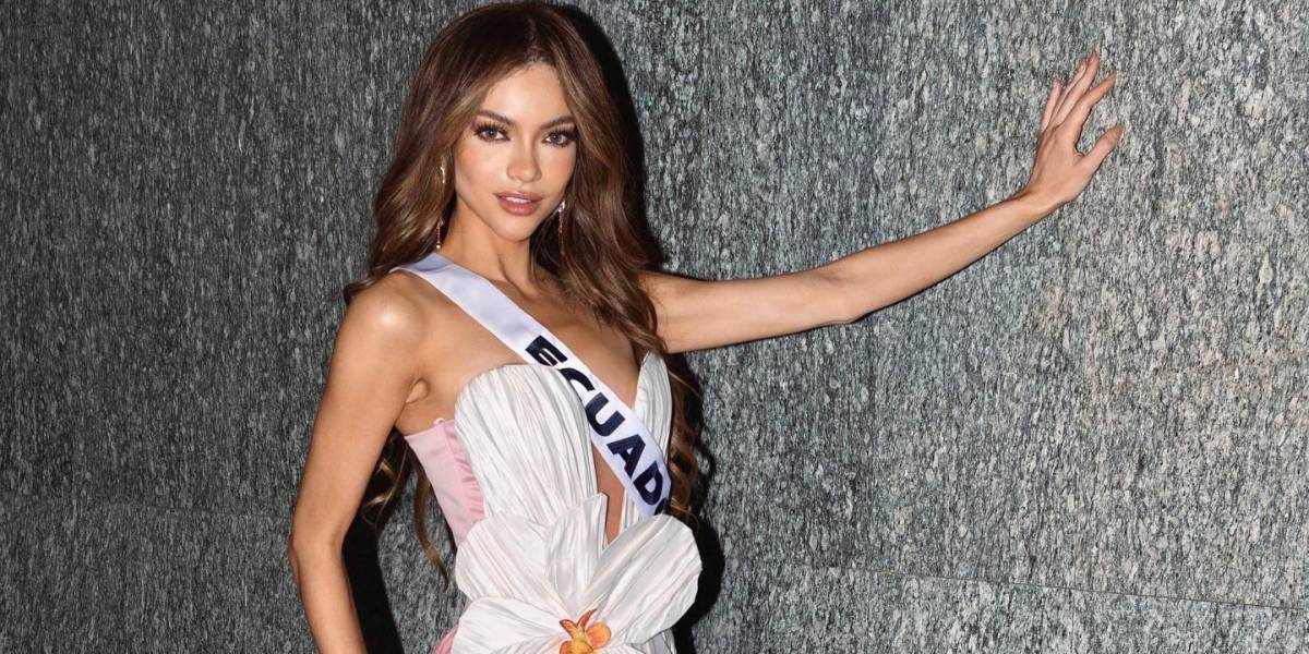 Mara Topic se luce con su traje típico en la pasarela de Miss Universo 2024