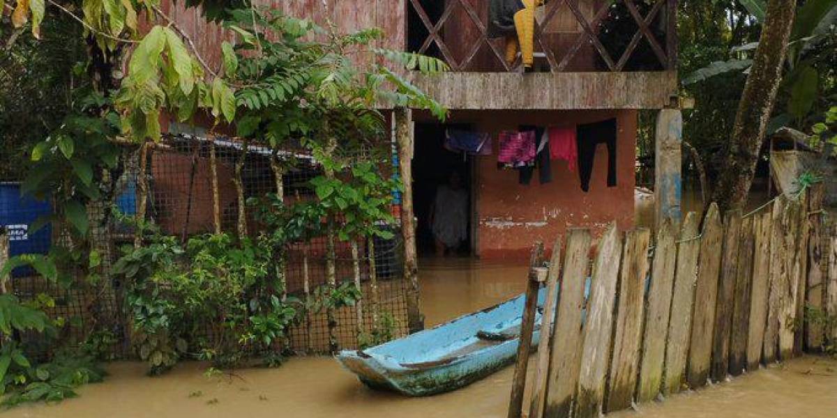 El desbordamiento de tres ríos en Esmeraldas deja 406 personas afectadas