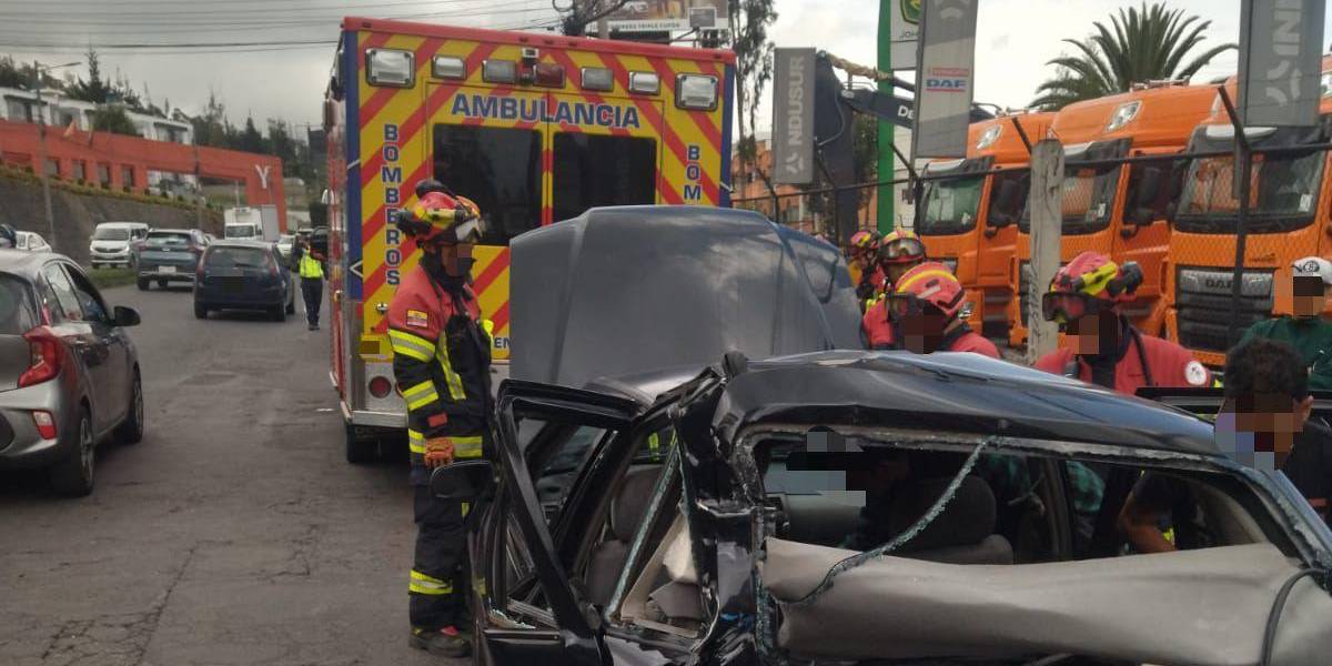 Quito: un bus y un automóvil se chocaron en la Panamericana Norte