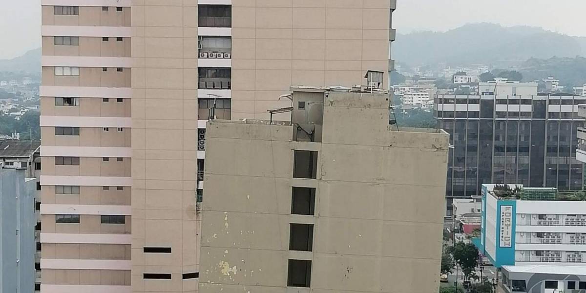 Aquiles Álvarez asegura que edificio inclinado en el centro de Guayaquil va a ser demolido