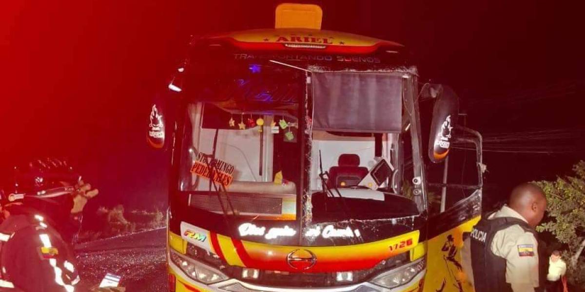 Siete personas murieron tras el volcamiento de un bus en la vía Ventanas-Quevedo