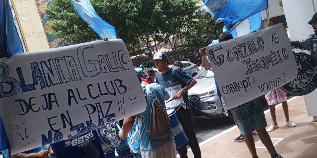 Hinchas Emelec protestan contra el Banco del Pacífico por el embargo al club