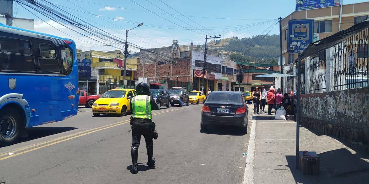 Quito | Un agente de tránsito fue aprehendido en flagrancia tras pedir dinero a un conductor