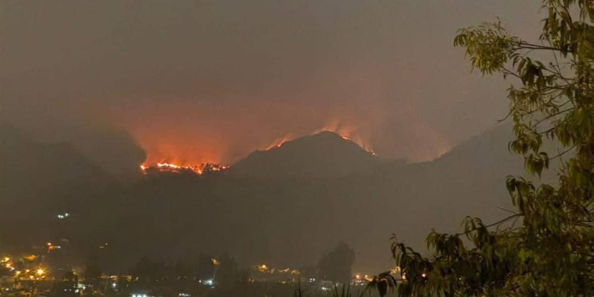 Incendio El Cajas: helicópteros se sumarán a las labores de contención del fuego