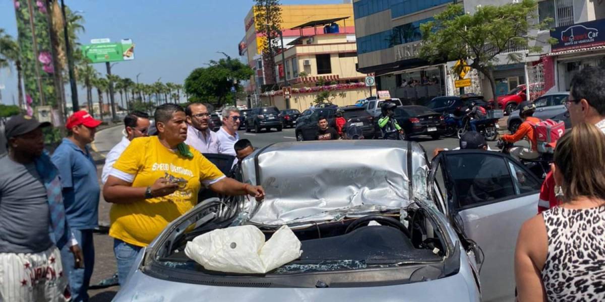Video | Un hombre se estrelló contra un poste en la Avenida de las Américas de Guayaquil tras un choque lateral