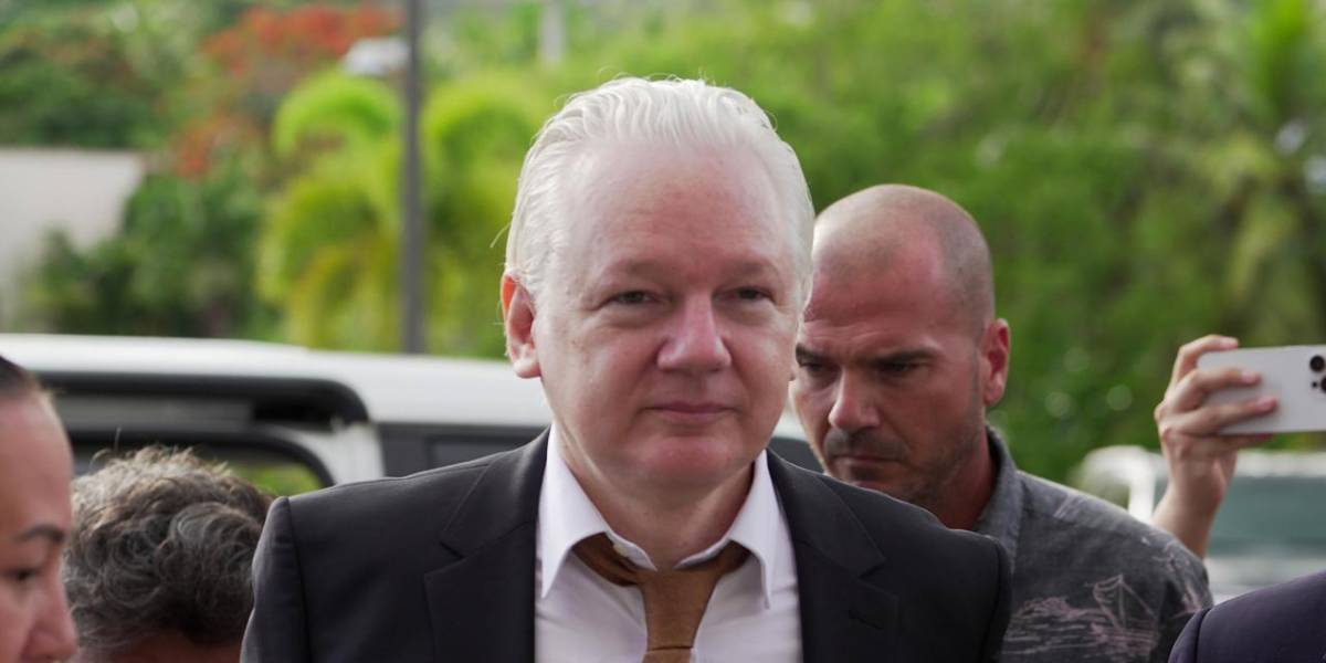 Julian Assange llega de traje a la Corte donde sellará el acuerdo judicial con EE.UU.