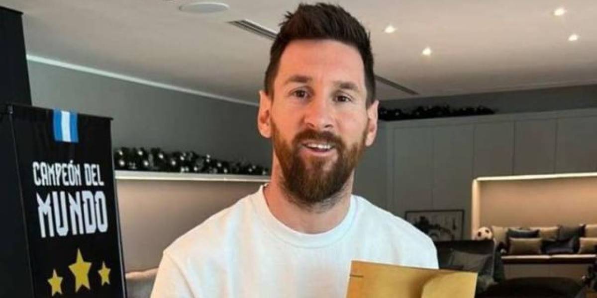 Messi recibió un libro dedicado por sus vecinos antes de su viaje a París