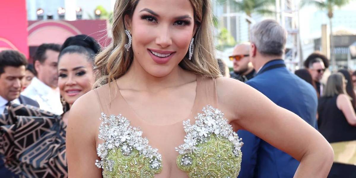 La caramelo deslumbra en la alfombra roja de los Latin Grammy 2024