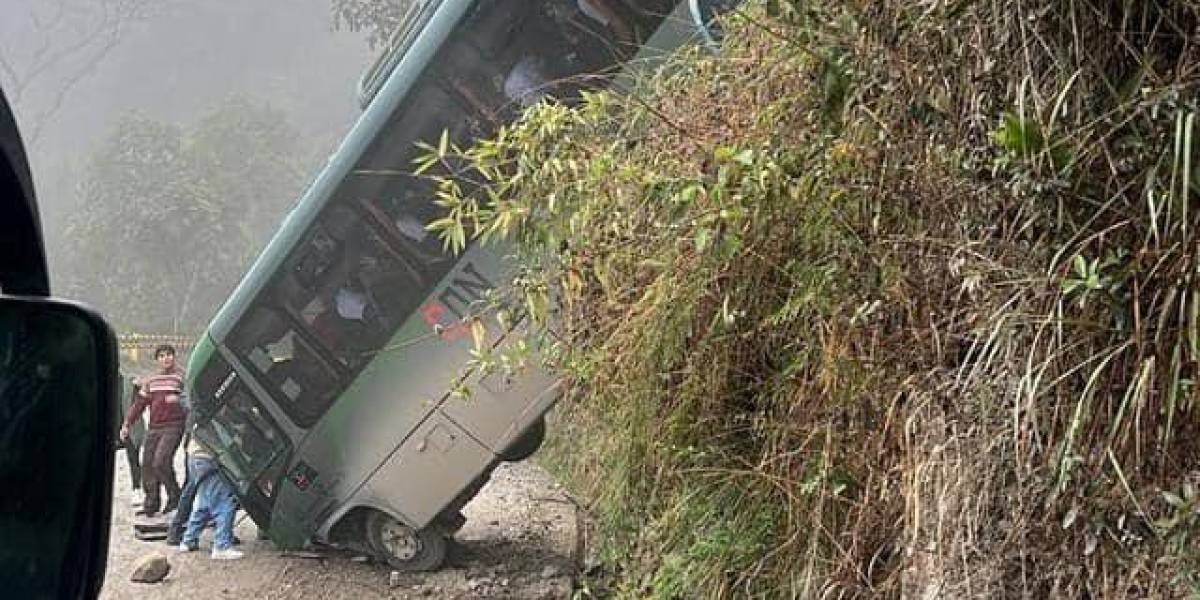 Tragedia en Machu Picchu: Bus con turistas cae por una pendiente y deja más de 20 heridos